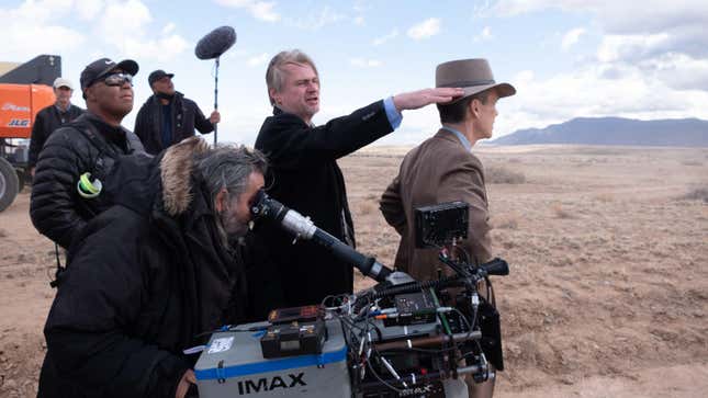 Christopher Nolan mit Cillian Murphy am Set von Oppenheimer